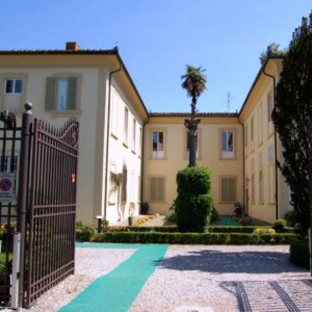 Villa storica circondata un giardino con piante secolari.