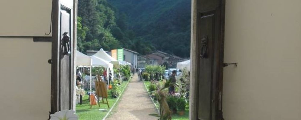 Seravezza Palazzo Mediceo Il giardino fiorito